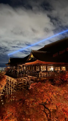 錦の舞台と宵空の光線