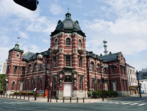 レトロ建築と青空のコントラスト