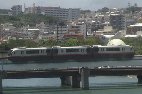 都会を駆け抜ける近未来の列車