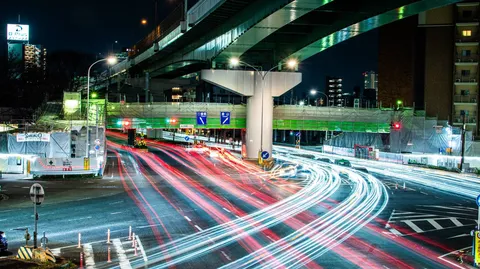 光跡が交差する夜の交差点