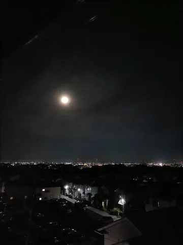 月明かりが照らす夜の街
