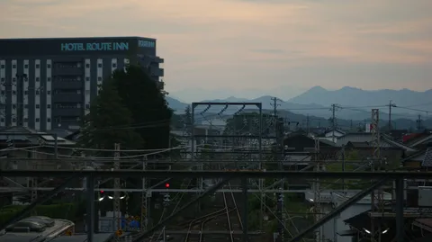 夕暮れの街と鉄路の静けさ