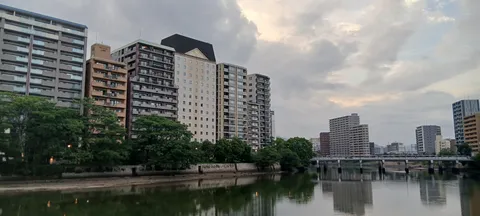 川辺の夕暮れとビル群の影