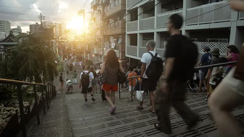 夕暮れの階段、人々の流れ