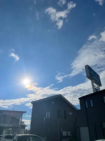 陽光と影の街角