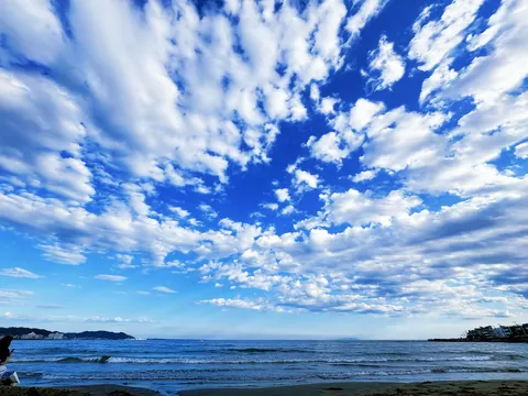 青い空と白い雲のコントラスト