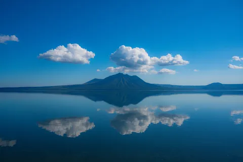 山と雲が映す静かな日