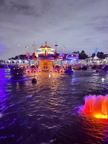 幻想的な水辺の夜景