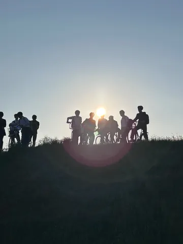 夕暮れの坂道、自転車と影たち