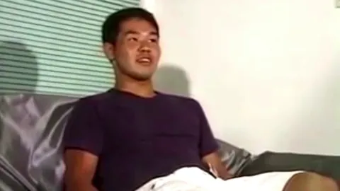 ソファに座る男性