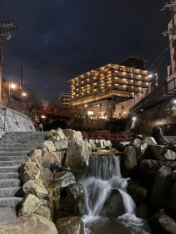 都会のオアシス、水辺の夜景