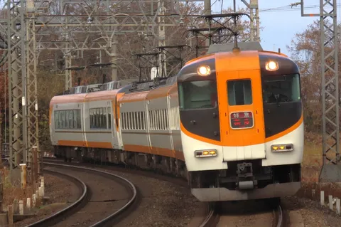 カーブを疾走するオレンジの車両