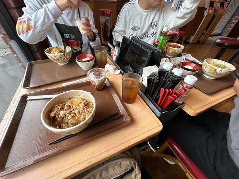 牛丼とドリンクでほっと一息