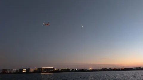 夕暮れの水辺と空の便り