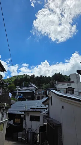 青空と町並みの小さな旅路