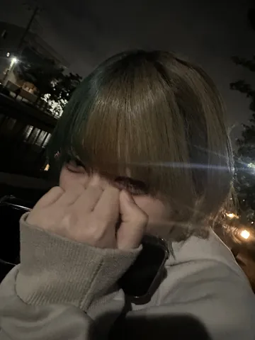 街の光と隠された手元