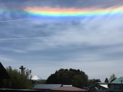 天上の虹と富士山