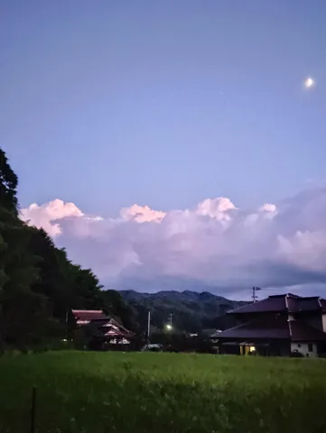 静寂を帯びた里山の夕暮れ