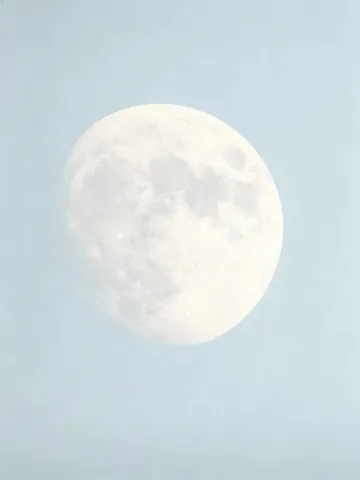 淡い空に浮かぶ、柔らかな月