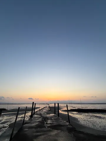 夕暮れの桟橋、水面に映る空