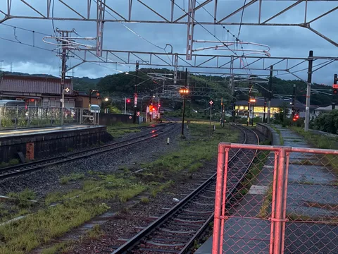 夕暮れの線路、旅の始まり？