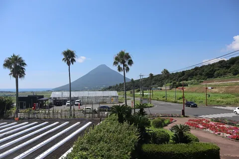 円錐山と南風の景色