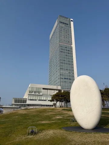 巨大な卵？ビル？