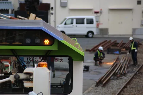 線路脇、火花の舞う午後