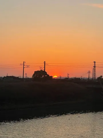 夕焼けに染まる空と電線