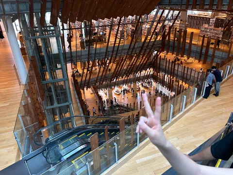 図書館の週末、エスカレーターでピース！