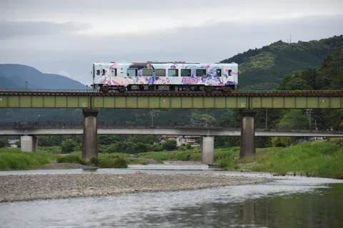 アニメ列車と緑の橋梁
