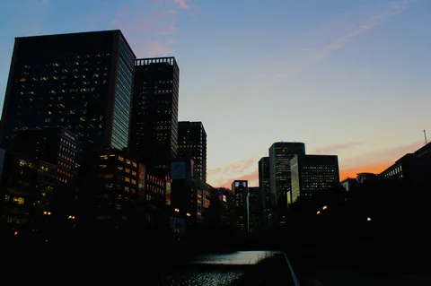 夕暮れの水辺と高層群