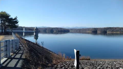 静寂の水面と異国の建築