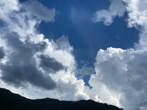 雨雲を抜ける光のカーテン