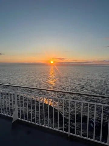 水平線に沈む夕日、旅の始まり