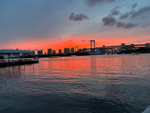 水面に映る茜色の都心