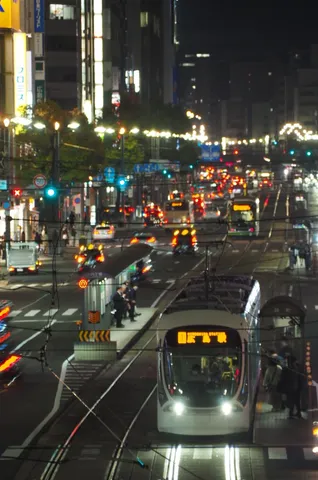 都会の夜、路面電車の灯り