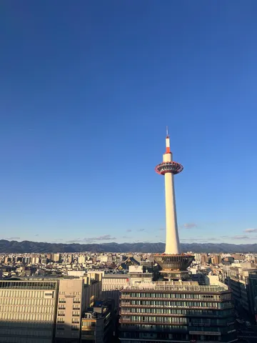 澄み渡る空と京都タワー