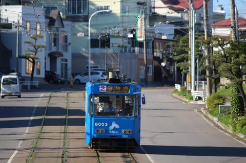 青い路面電車の朝の風景