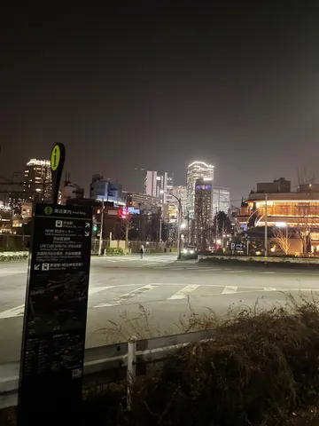 夜の街と光の道筋