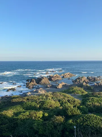 碧い海と岩肌のコントラスト