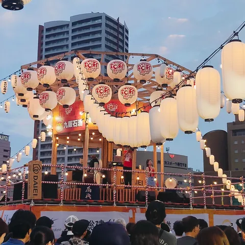お祭り提灯と歌声の夜