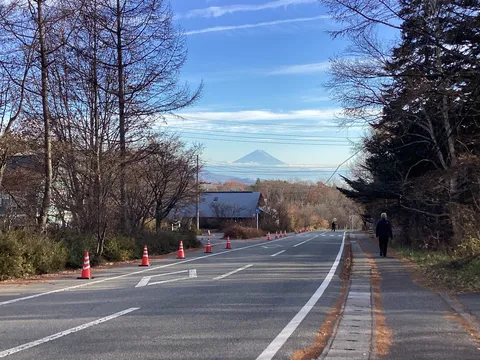 秋晴れの道、遠く富士山を望む