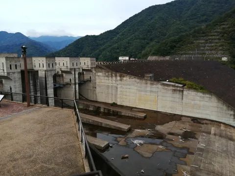 山影とダムの静かな風景