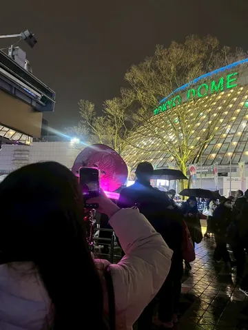 光るオブジェと東京ドームの夜
