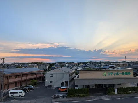 茜色の光差す、夕暮れの街並み