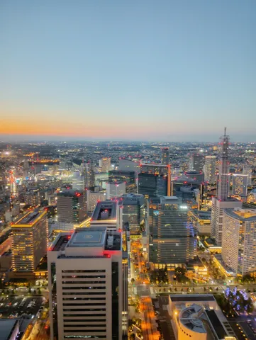 黄昏の街灯りが灯る都市風景