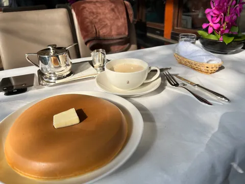 優雅な朝食、午後の光