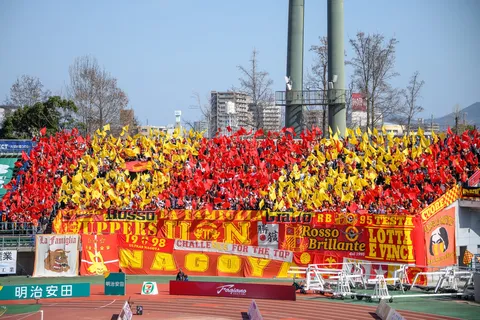 赤と黄に染まるスタジアム