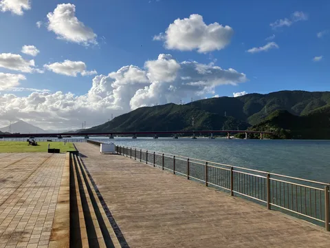 水辺に佇む、穏やかな午後の風